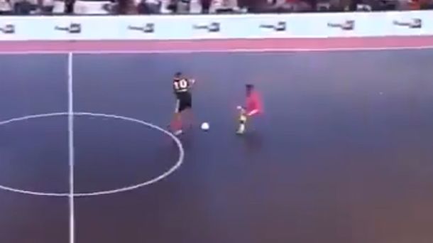 La última genialidad de Ronaldinho: caño ¡sin tocar la pelota! y golazo