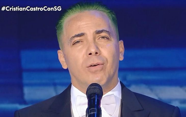 Cristian Castro apareció teñido de verde en lo de Susana Giménez y le robó un beso