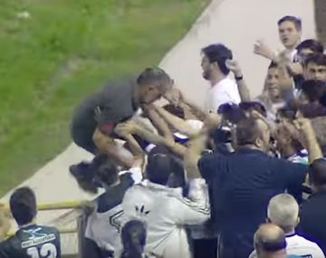 Lo expulsaron y miró el partido con la hinchada