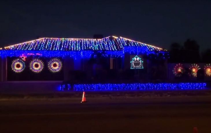 Luces navideñas que se mueven al ritmo de Thunderstruck