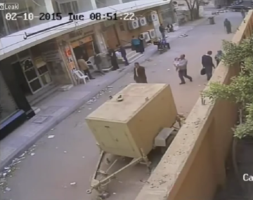 Bomba explota cuando pasaban padre e hijo