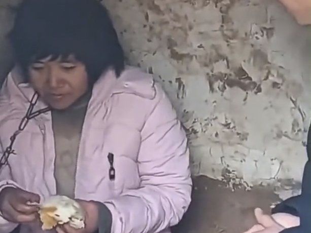 Rescatan a una mujer que vivía encadenada a una pared