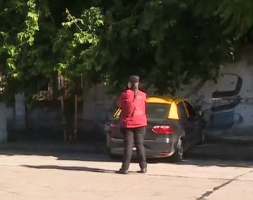 Video: perdió el control al salir de una estación de servicio y se incrustó en un paredón