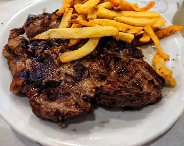 Destacado por sus precios accesibles, este bodegón porteño ofrece un amplio y delicioso menú. 