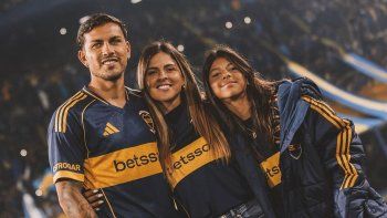 Leandro Paredes, su esposa Camila Galante y su hija.