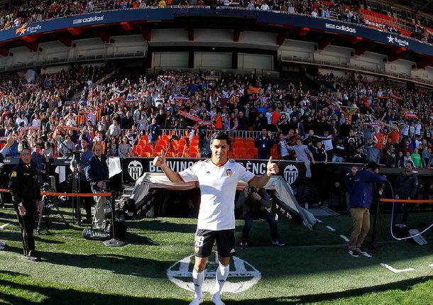 Enzo Pérez, emocionado por su multitudinaria presentación en el Valencia