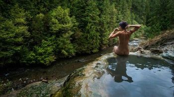 una cuenta de instagram muestra a hombres y mujeres desnudos en la naturaleza una cuenta de instagram muestra a hombres y mujeres desnudos en la naturaleza