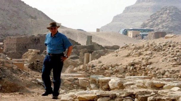 El famoso egiptólogo Zahi Hawass digirió el equipo que realizó los descubrimientos en Egipto.