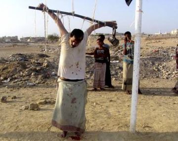 Lo asesinaron y lo crucifican en un arco de fútbol por ayudar a Estados Unidos