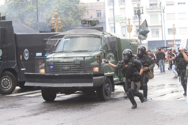 Gendarmería y Prefectura reprimen a jubilados e hinchas en la manifestación en Congreso