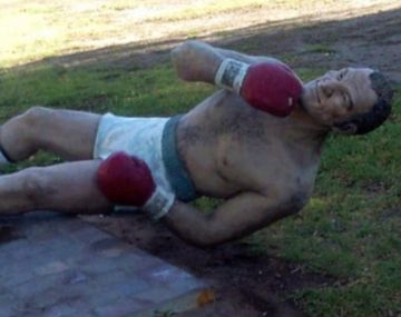 Mendoza: destruyeron la estatua del boxeador Nicolino Locche