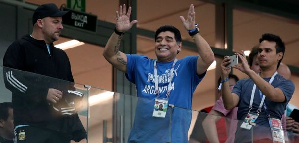 Maradona saludando como Perón