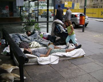 Crece la cantidad de gente durmiendo en las calles por la pobreza