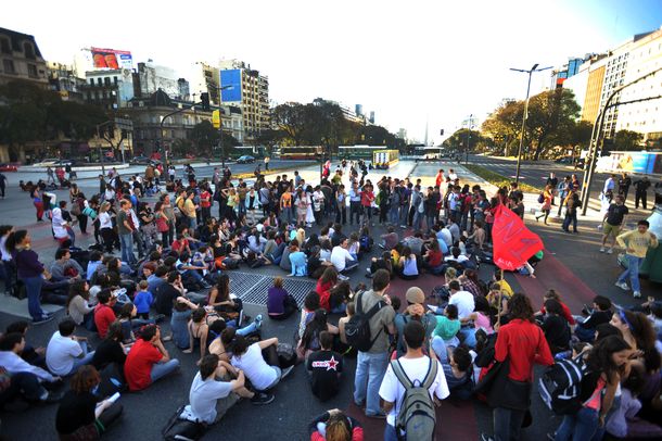 Estudiantes cortaron 9 de Julio y Avenida de Mayo