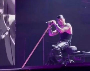 Video: Rauw Alejandro volvió a llorar en el escenario por Rosalía