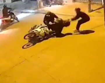 Córdoba: el momento en que motochorros rodeó a una mujer para robarle la moto