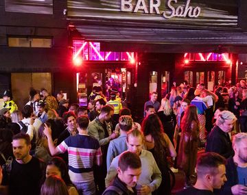 Reino Unido: los pubs de Londres estallaron tras la pandemia