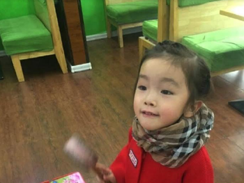 Una nena murió porque su maestra le pegó la boca con pegamento y cinta