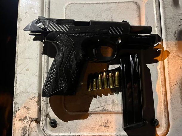 El arma reglamentaria del efectivo de la Policía de la Ciudad El arma reglamentaria del efectivo de la Policía de la Ciudad