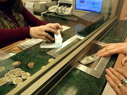 El dólar turista se vende 24 horas antes de salir de viaje