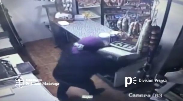 VIDEO: Entró a robar, lo golpean y logró escaparse con 3.000 pesos