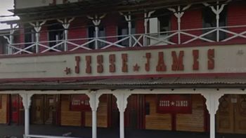 Adiós a un ícono de los boliches bailables del Oeste: avanza la demolición de Jesse James Adiós a un ícono de los boliches bailables del Oeste: avanza la demolición de Jesse James