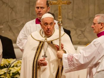 Francisco celebró la misa de Nochebuena con un llamado a la paz entre Israel y Hamás