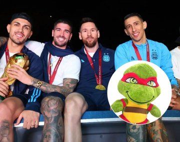 Lionel Messi se rió de un peluche de tortuga ninja y el Dibu le hizo upa a Mbappé