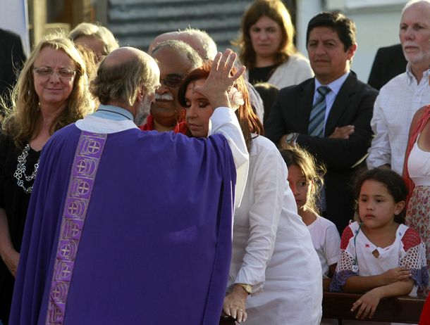 La Presidenta participó de una misa en homenaje a Hugo Chávez