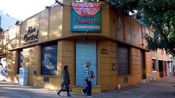 Disfrazados de policías, dos ladrones robaron una pizzería repleta de clientes