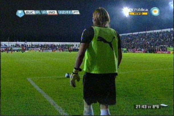 Si hay pobreza que no se note: Assman jugó con una pechera