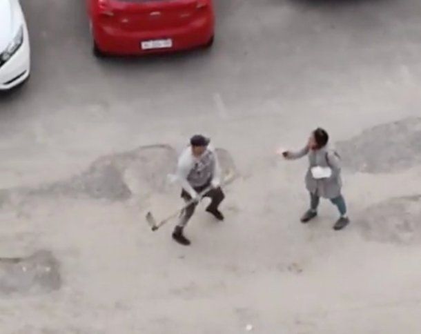 Imágenes sensibles en La Plata: un hombre le quebró un brazo de un palazo a una mujer