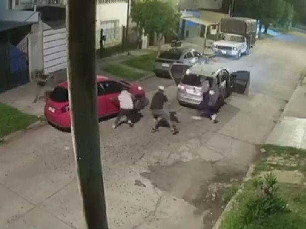 Dramático intento de robo a una joven en Aldo Bonzi: le dispararon en la pierna para sacarle el auto