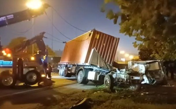 Caos en Panamericana por el choque y vuelco de dos camiones