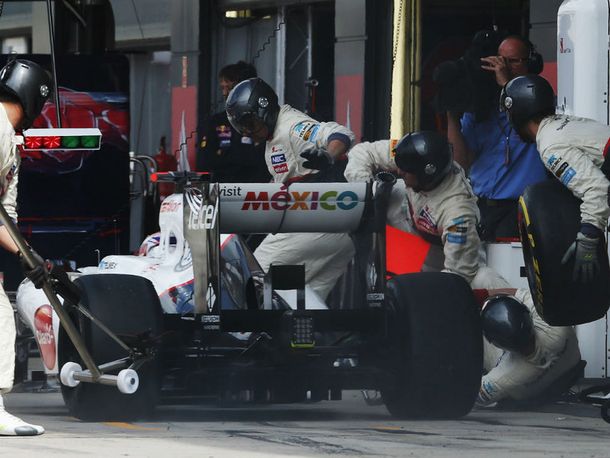 Increíble accidente en los boxes durante el GP de Silverstone