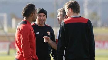 La charla entre Montoya, Sampaoli y sus asistentes La charla entre Montoya, Sampaoli y sus asistentes