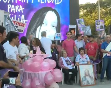 La madre de Cecilia suspendió la marcha frente a la comisaría donde está Marcela Acuña