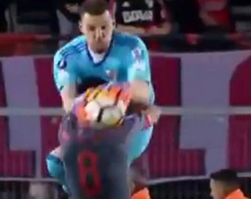 ¿Fue penal de Armani sobre Maxi Meza?