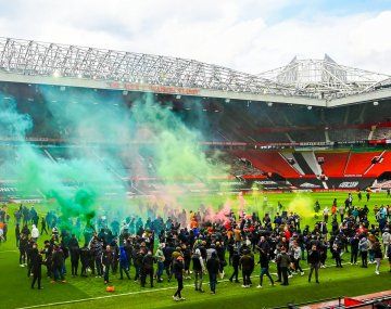 Hinchas del United se metieron en la cancha y suspendieron el clásico con el Liverpool