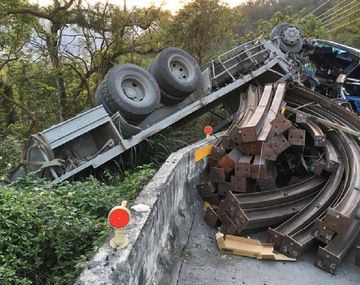Un camión chocó contra un bus turístico