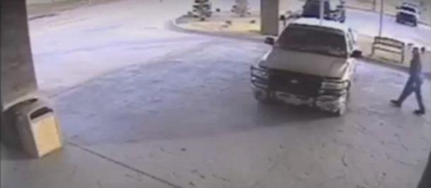 Día de furia: estrelló su camioneta contra un hotel porque le rechazaron la tarjeta