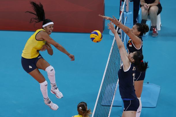 La jugadoras de Brasil Paula Pequeno (i) intenta un remate ante las jugadoras de China Yunli Xu y Chunlei Zeng