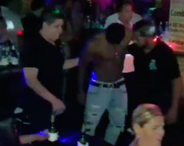 Borracho y sin remera: así encontraron a un jugador de Emelec previo al partido con River