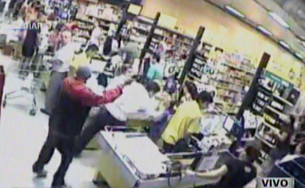 Graban un violento robo a un supermercado de La Plata