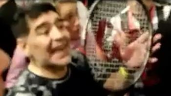 El 10, contento con su regalo El 10, contento con su regalo