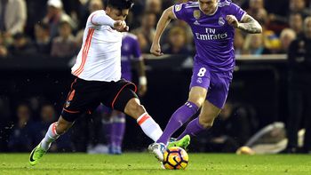 Enzo Pérez luchando ante el alemán Tony Kroos en Mestalla Enzo Pérez luchando ante el alemán Tony Kroos en Mestalla