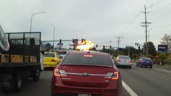 Una avioneta se estrelló en una autopista de Estados Unidos Una avioneta se estrelló en una autopista de Estados Unidos