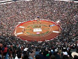 En la Ciudad de México es inaugurada en 1946 la Monumental Plaza de toros. En la Ciudad de México es inaugurada en 1946 la Monumental Plaza de toros.