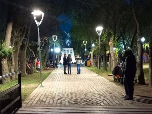 Santa Cruz: un nene tocó un poste de luz en una plaza y se electrocutó