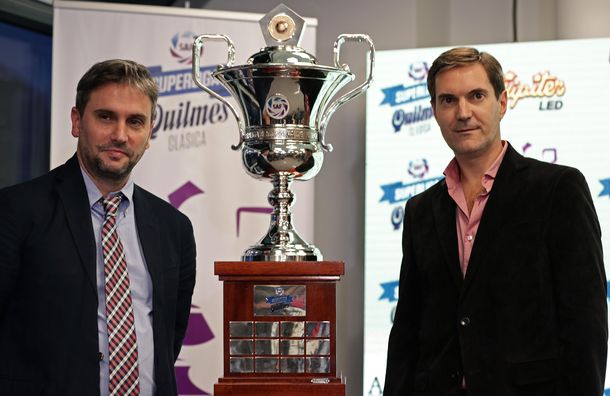 Mariano Elizondo y Adrián Pallarols con el trofeo que ganó Boca en la Superliga pasada